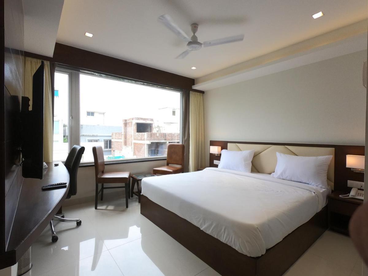 Hotel The Bellevue Indore Exterior photo