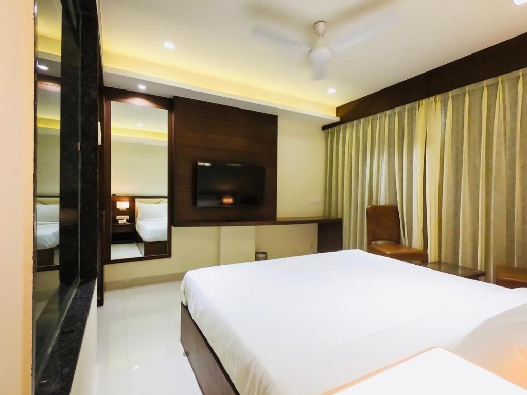 Hotel The Bellevue Indore Exterior photo